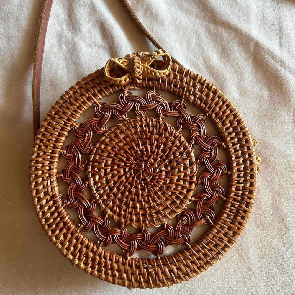 Round rattan bag
